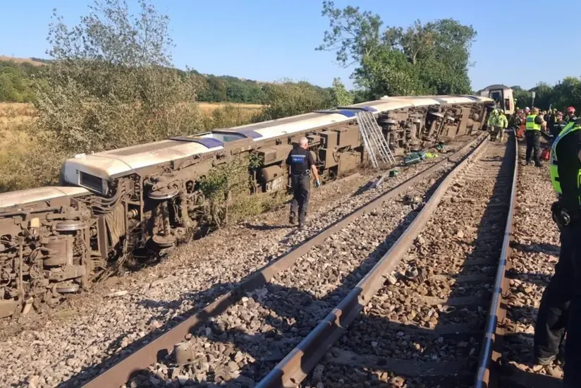 Число пострадавших из-за схода поезда с рельсов в Британии возросло до 18 человек