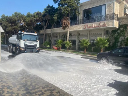 Bakının əsas küçə və prospektləri yuyulub