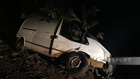Tovuzda avtomobil işıq dirəyinə və ağaca çırpılıb, sürücü ölüb