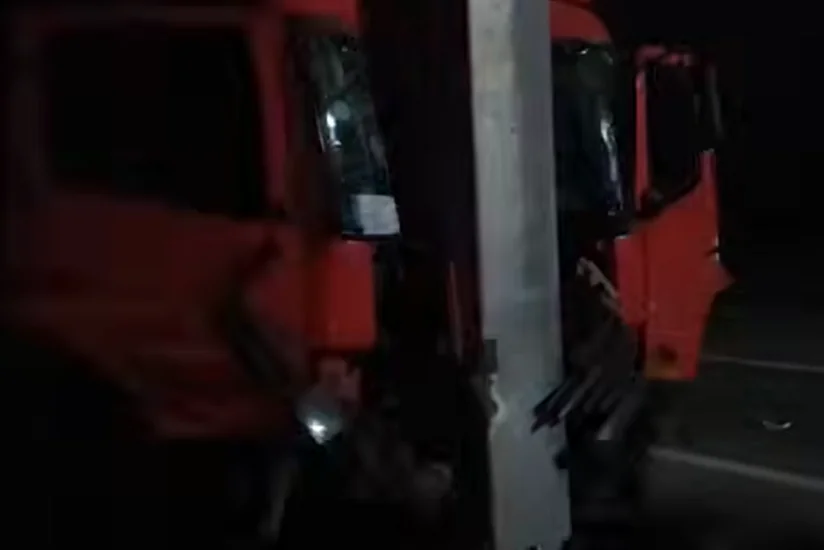 В Евлахе грузовик врезался в электрический столб, пострадал водитель