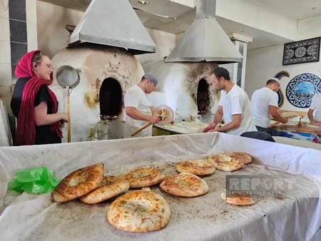 Azerbaijani journalists visit Chorsu Bazaar in Tashkent