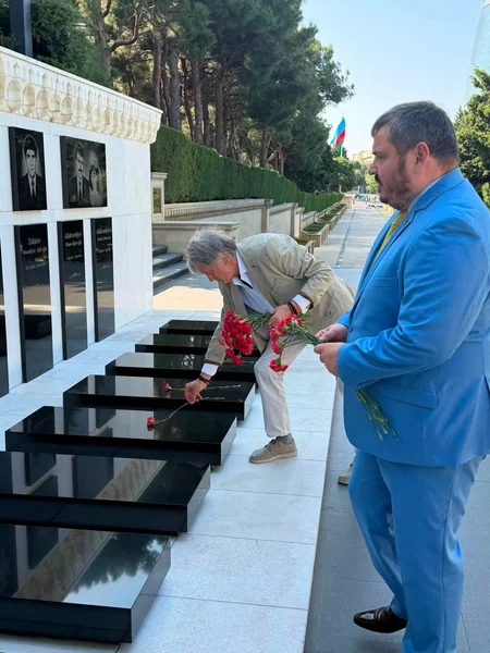 Виктор Ющенко посетил Аллею шехидов и почтил память национального героя Азербайджана