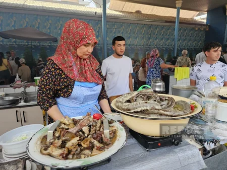 Azerbaijani journalists visit Chorsu Bazaar in Tashkent