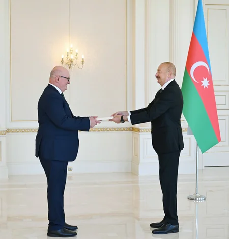 İlham Əliyev Böyük Britaniyanın yeni səfirinin etimadnaməsini qəbul edib