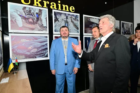 Виктор Ющенко посетил Аллею шехидов и почтил память национального героя Азербайджана