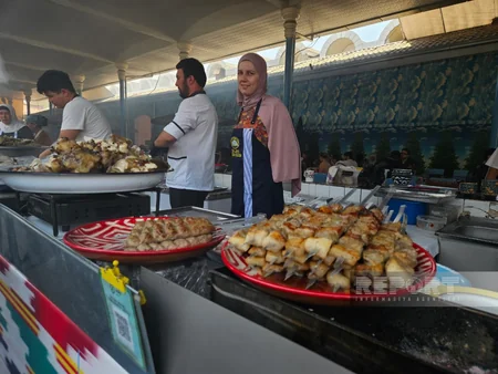 Azerbaijani journalists visit Chorsu Bazaar in Tashkent