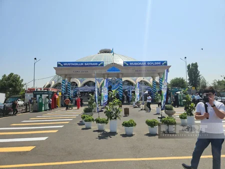 Azerbaijani journalists visit Chorsu Bazaar in Tashkent