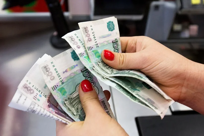 WP: Россияне рекордными темпами выводят деньги из банков на фоне атак украинских БПЛА