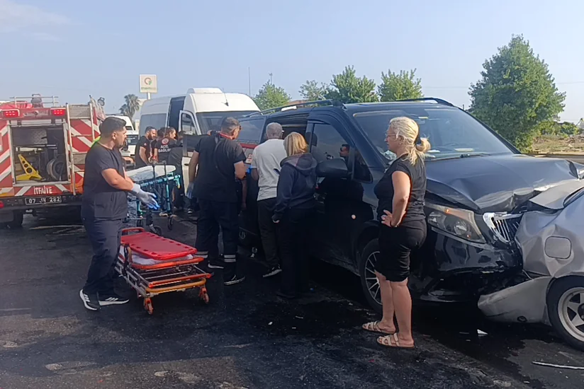 В Турции столкнулись 6 автомобилей, пострадали 17 человек