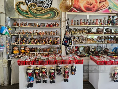 Azerbaijani journalists visit Chorsu Bazaar in Tashkent
