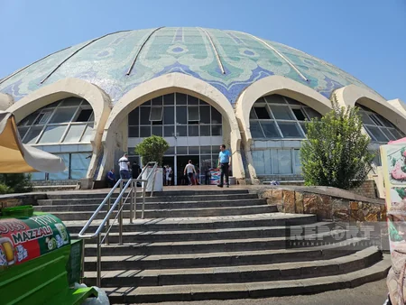 Azerbaijani journalists visit Chorsu Bazaar in Tashkent