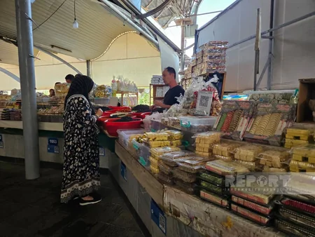 Azerbaijani journalists visit Chorsu Bazaar in Tashkent