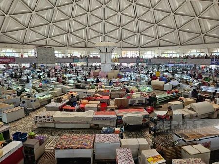 Azerbaijani journalists visit Chorsu Bazaar in Tashkent