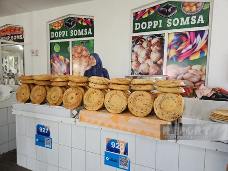 Azerbaijani journalists visit Chorsu Bazaar in Tashkent