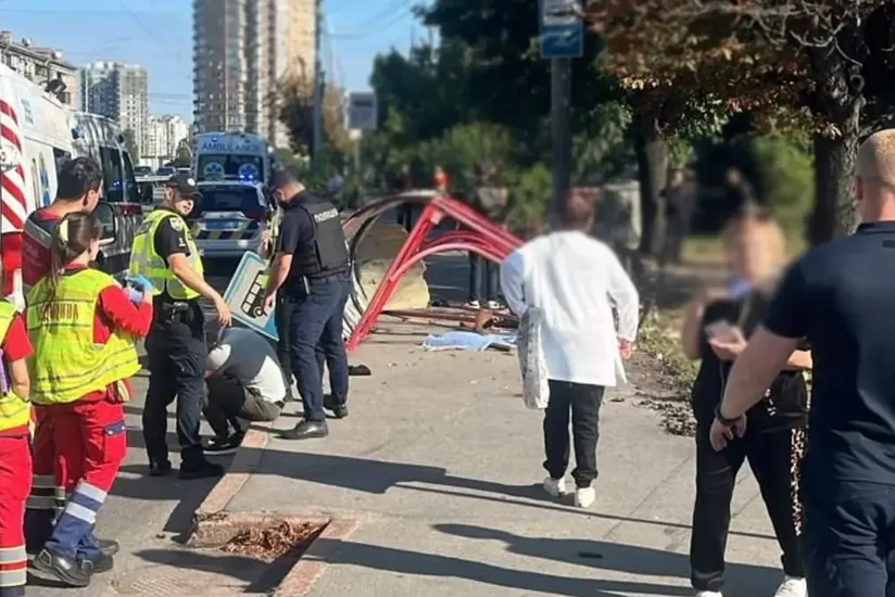 В Киеве автомобиль въехал в остановку с людьми, есть погибшие