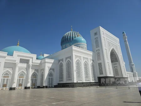 Azerbaijani journalists visit Imam Bukhari Mausoleum in Samarkand