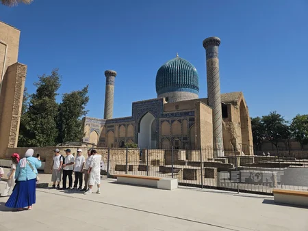 Azərbaycan jurnalistləri Səmərqənddə Əmir Teymurun məqbərəsini ziyarət ediblər