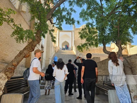 Azerbaijani journalists visit Shah-i-Zinda complex in Samarkand