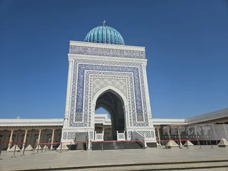 Azerbaijani journalists visit Imam Bukhari Mausoleum in Samarkand