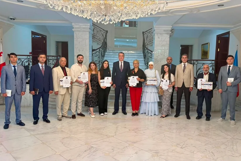 Azərbaycanın Tbilisidəki səfirliyində Sənət Birləşdirir sərgisinin iştirakçıları ilə görüş olub