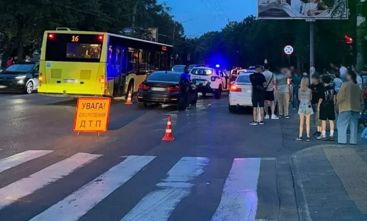 Во Львове двое автомобилистов сбили отца и ребенка на пешеходном переходе