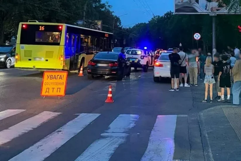 Во Львове двое автомобилистов сбили отца и ребенка на пешеходном переходе