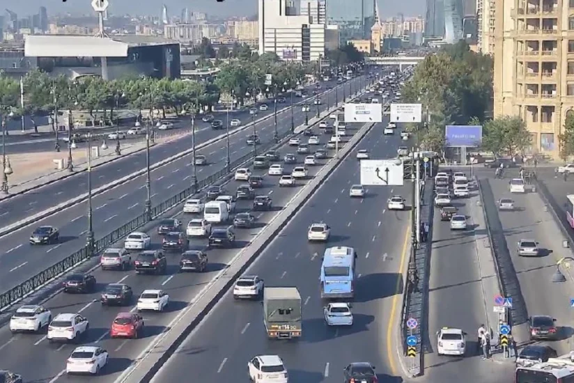 На ряде улиц и проспектов Баку затруднено движение транспорта