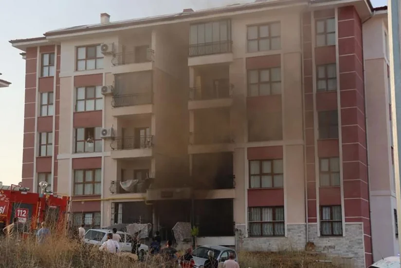 Türkiyədə yaşayış binasında yanğın olub, bir neçə nəfər tüstüdən zəhərlənib
