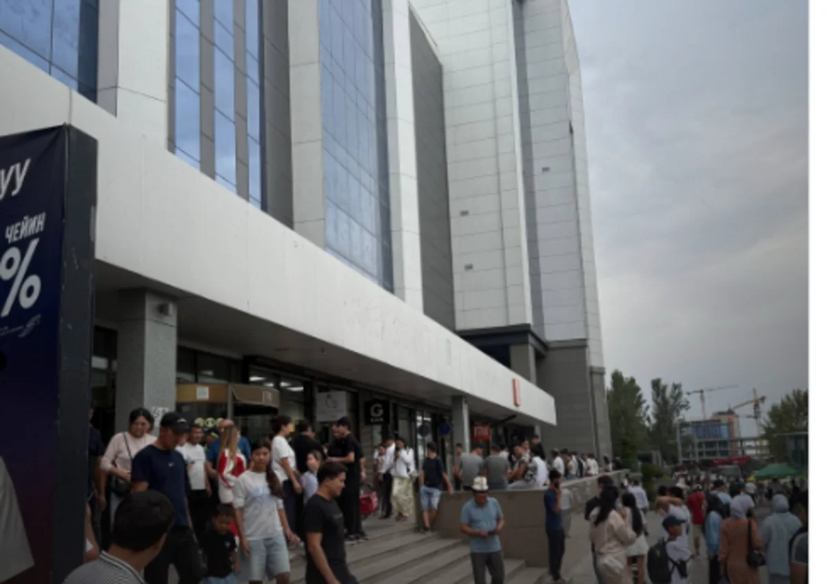 В Бишкеке эвакуировали ТЦ после звонка о заложенной бомбе