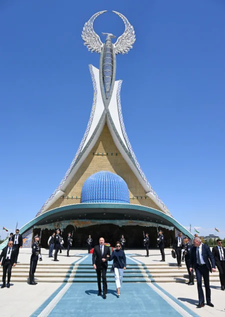 Ilham Aliyev visits Independence Monument in Tashkent