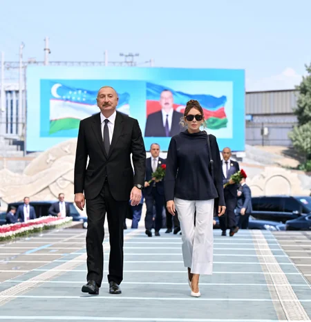 Ilham Aliyev, Mehriban Aliyeva lay flowers at Heydar Aliyev memorial in Tashkent