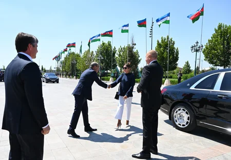 Ilham Aliyev visits Independence Monument in Tashkent