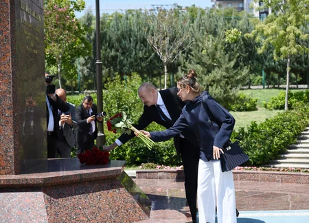 Ilham Aliyev, Mehriban Aliyeva lay flowers at Heydar Aliyev memorial in Tashkent