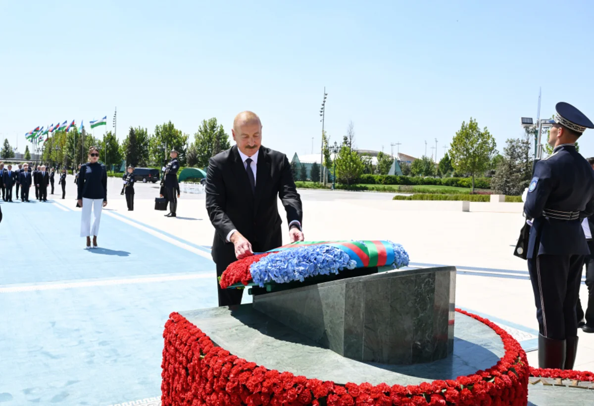Ilham Aliyev visits Independence Monument in Tashkent