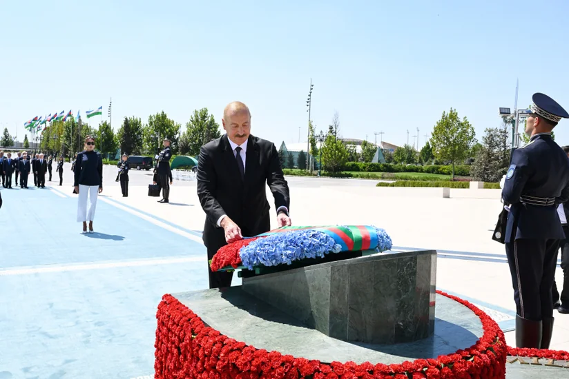 Ilham Aliyev visits Independence Monument in Tashkent