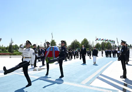 Ilham Aliyev visits Independence Monument in Tashkent