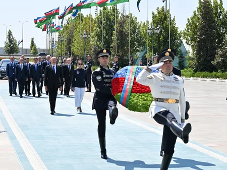 Ilham Aliyev visits Independence Monument in Tashkent