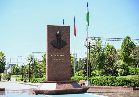 Ilham Aliyev, Mehriban Aliyeva lay flowers at Heydar Aliyev memorial in Tashkent