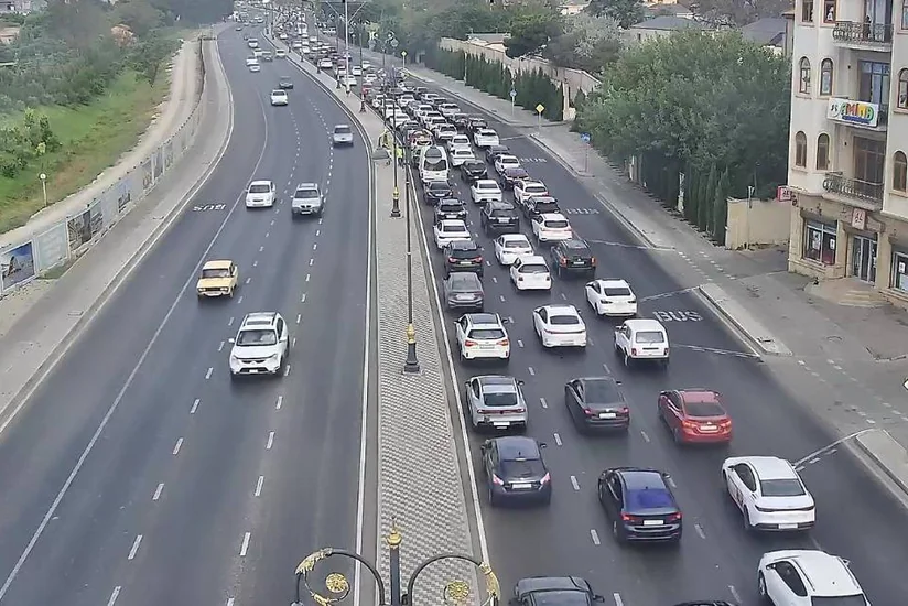 Həftənin ilk günü Bakının bəzi yollarında nəqliyyatın sıxlığı yaranıb
