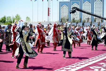 President Ilham Aliyev and First Lady Mehriban Aliyeva arrive in Bukhara