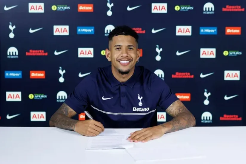 Tottenham signs Man City's winger Savinho