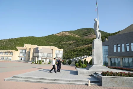 Kamran Əliyev Şəkidə vətəndaşları qəbul edib və xidməti mənzillərə baxış keçirib