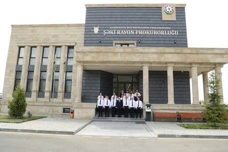 Kamran Əliyev Şəkidə vətəndaşları qəbul edib və xidməti mənzillərə baxış keçirib