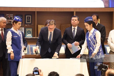 Daşkənddə keçirilən beynəlxalq media forumda poçt markalarının möhürlənməsi mərasimi keçirilib