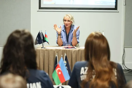 Yelena Şabovta Bakıda yeniyetmə və gənc voleybolçularla görüşüb