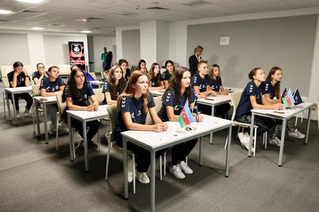 Yelena Şabovta Bakıda yeniyetmə və gənc voleybolçularla görüşüb