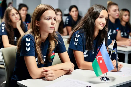 Yelena Şabovta Bakıda yeniyetmə və gənc voleybolçularla görüşüb