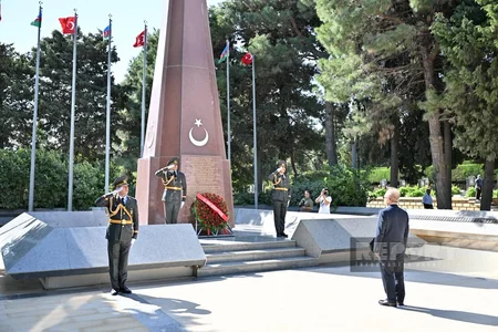 Türkiyənin Zəfər Bayramı münasibətilə Bakıda Türk şəhidliyi ziyarət edilib