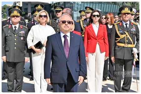 Türkiyənin Zəfər Bayramı münasibətilə Bakıda Türk şəhidliyi ziyarət edilib