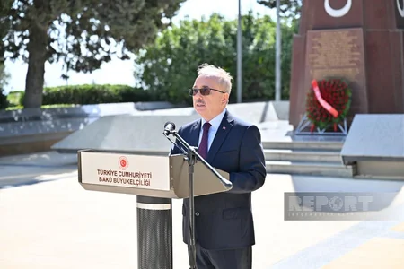 Türkiyənin Zəfər Bayramı münasibətilə Bakıda Türk şəhidliyi ziyarət edilib